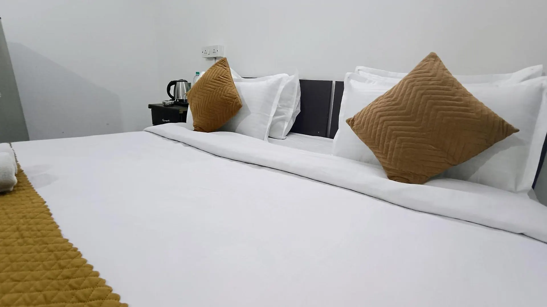 Hotel Hauz Khas Fort View New Delhi